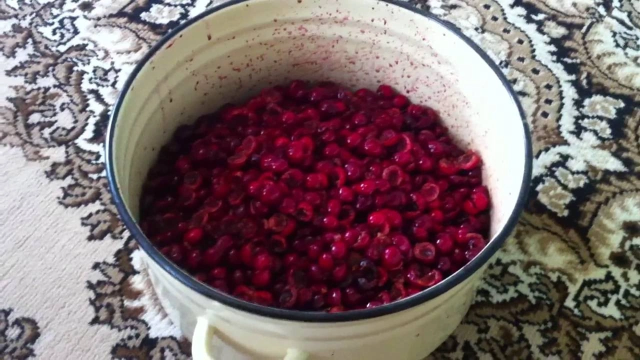 вишня без косточек подготовленная для домашнего вина, раздавленные ягоды в эмалированной миске